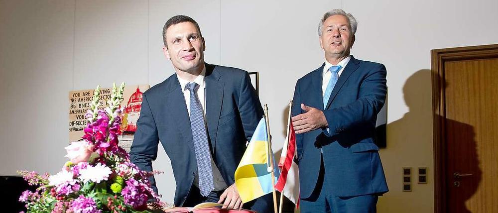 So hätte ein Gespräch zwischen Klaus Wowereit und "der Faust" Witali Klitschko ablaufen können...und sollen.