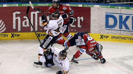 Sieg zu Weihnachten. Die Eisbären (in Rot) schlugen den EHC Wolfsburg 3:1.