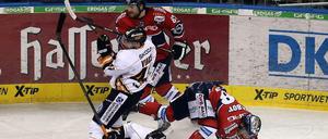 Sieg zu Weihnachten. Die Eisbären (in Rot) schlugen den EHC Wolfsburg 3:1.