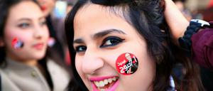 Eine Unterstützerin des tunesischen Präsidenten Beji Caid Essebsi lächelt in die Kamera. Die Wahl in dem nordafrikanischen Land wurde allgemein als frei und fair bezeichnet.