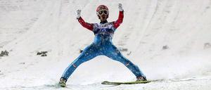 Stefan Kraft bejubelt seinen ersten guten Sprung - später lässt er noch einen zweiten weiten Satz folgen.