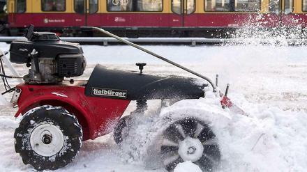 Ein Bahnsteig wird am 29.12.2014 auf dem Bahnhof Ostkreuz in Berlin von Schnee befreit.