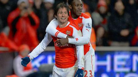 Tomas Rosicky (links) und Danny Welbeck feiern das zweite Arsenal-Tor beim 2:1-Sieg am Boxing Day gegen die Queen's Park Rangers.