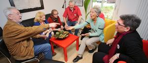 Alt, älter, Parteimitglied. Vor allem die ehemaligen Volksparteien SDP und CDU leiden unter Mitgliederschwund, da mehr alte Parteimitglieder sterben als junge hinzukommen. 