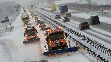 Die Autobahnen sind durch den Wintereinbruch verstopft, hier die A12 nahe Jacobsdorf im Landkreis Oder-Spree (Brandenburg).
