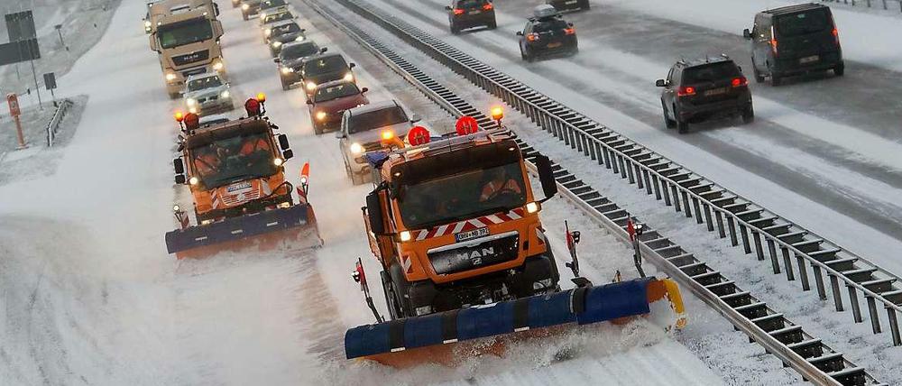 Die Autobahnen sind durch den Wintereinbruch verstopft, hier die A12 nahe Jacobsdorf im Landkreis Oder-Spree (Brandenburg).