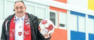 Einfach anpacken. Bernd-Dieter Neumann ist nicht nur Ex-Fußballer, Ex-Schiedsrichter, Trainer und Vizepräsident, sondern auch der Integrationsbeauftragte des Köpenicker SC. 
