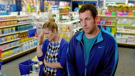 Adam Sandler führt die "Forbes"-Liste von Hollywoods überbezahlten Stars an: Er spielt "nur" das 3,4-Fache seiner Gage wieder ein. Hier eine Szene aus ""Urlaubsreif" mit Drew Barrymore. Der Film kam im Mai 2014 in die Kinos 