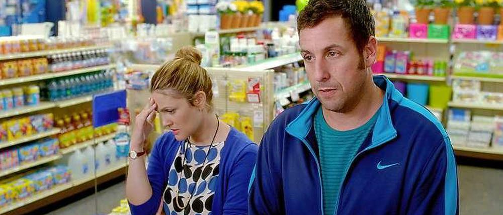 Adam Sandler führt die "Forbes"-Liste von Hollywoods überbezahlten Stars an: Er spielt "nur" das 3,4-Fache seiner Gage wieder ein. Hier eine Szene aus ""Urlaubsreif" mit Drew Barrymore. Der Film kam im Mai 2014 in die Kinos