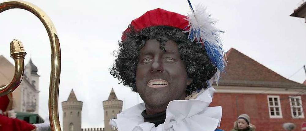 Der "Zwarte Piet" am Samstag in Potsdam: Die Figur ist der Gehilfe des "Sinterklaas" und wird traditionell als Schwarzer Junge mit krausen Haaren dargestellt. Das sorgt für Proteste.