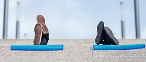 Augenblick, verweile doch. Diese beiden Arbeitnehmer haben es sich auf einem Treppenaufgang gemütlich gemacht.