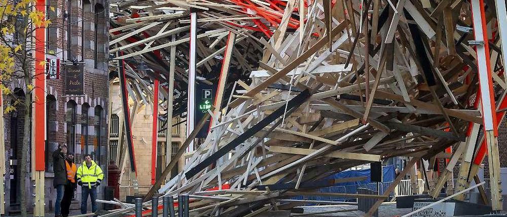 Arne Quinzes Freiluft-Installation "The Passenger" stürzte an Heiligabend im belgischen Mons in sich zusammen.