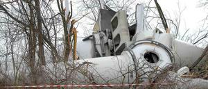 Eine zum großen Teil umgestürzte Windkraftanlage liegt am 13.12.2014 auf einem Feldweg im Windpark bei Koßdorf (Elbe-Elster) im Süden Brandenburgs.