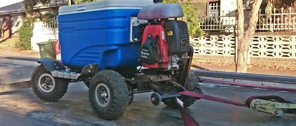 Eine motorisierte Kühlbox steht auf der Ladefläche eines Abschleppwagens in Adelaide, Australien. Ein Australier war mit dem kuriosen Gefährt im Straßenverkehr nördlich von Adelaide unterwegs.