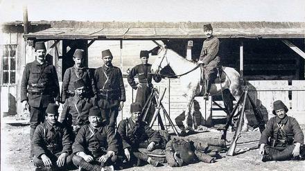 Ende 1914 fotografierte Fritz Klein die Männer des türkischen Begleitkommandos seiner Expedition. 