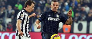Lukas Podolski (r.) bei seinem Debüt für Inter Mailand gegen Stephan Lichtsteiner von Juventus Turin.