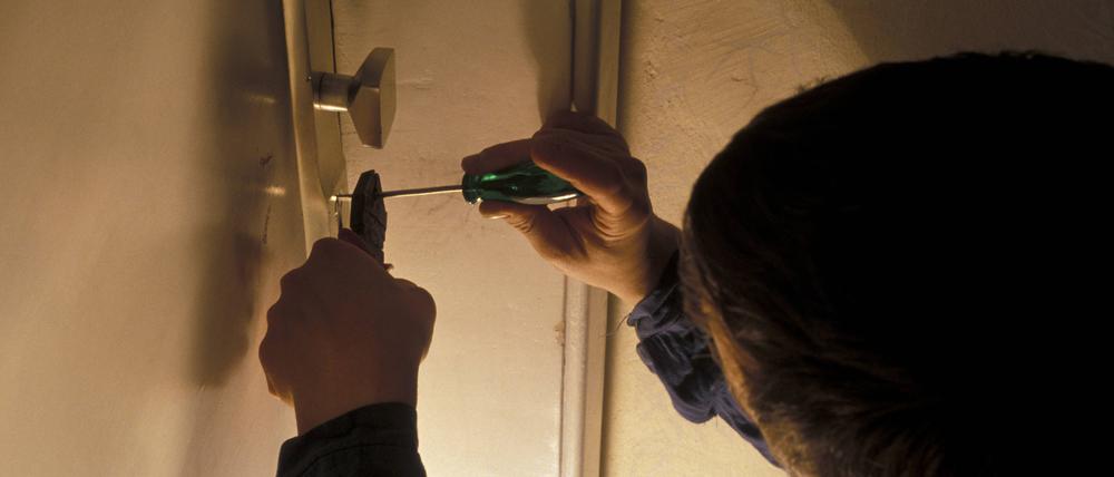 Wer nachts vor verschlossener Tür steht, akzeptiert häufig jeden Preis.