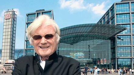 Der Architekt und sein Werk. Auf diesem Bild lacht Meinhard von Gerkan zwar in die Kamera. Er hat aber stets kritisiert, dass das von ihm geplante lange gläserne Dach stark gekürzt wurde. 