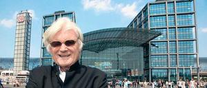 Der Architekt und sein Werk. Auf diesem Bild lacht Meinhard von Gerkan zwar in die Kamera. Er hat aber stets kritisiert, dass das von ihm geplante lange gläserne Dach stark gekürzt wurde. 