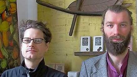 Die Gründer von Belyzium - Florian Schülke und Klaus Boesl - fertigen Schokolade.