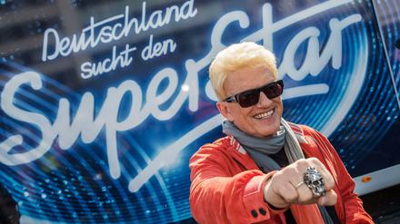 Wie cool ist Heino? Neben Ehering trägt er jetzt auch Totenkopf.