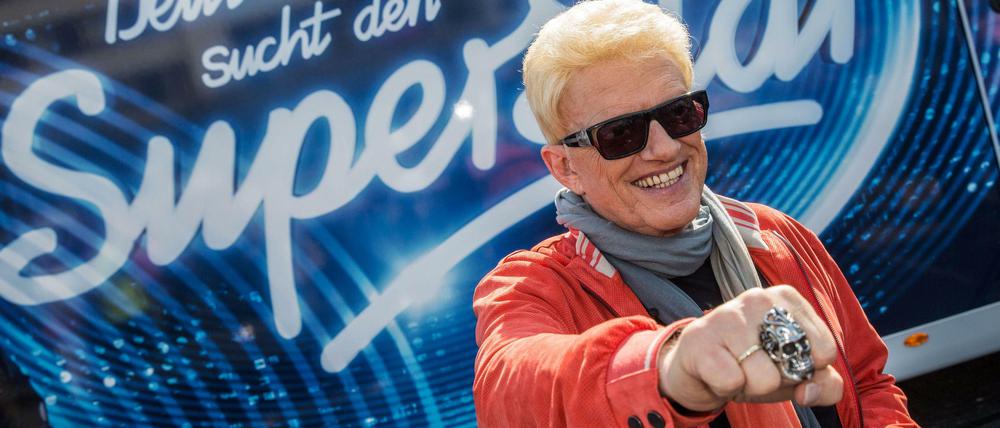 Wie cool ist Heino? Neben Ehering trägt er jetzt auch Totenkopf.