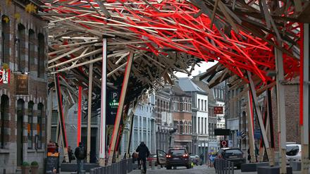 So sah es aus, und ist inzwischen zusammengestürzt: Arne Quinzes Freiluftinstallation im belgischen Mons, als Vorspiel zum Kulturhauptstadtjahr 2015.