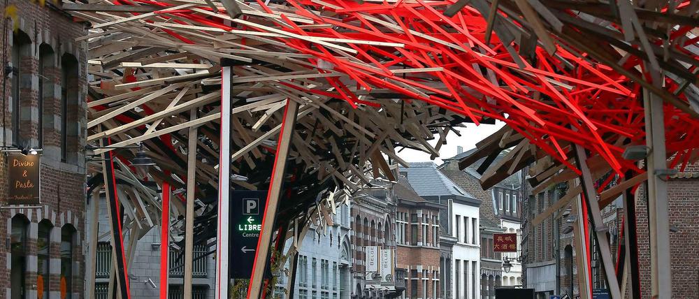 So sah es aus, und ist inzwischen zusammengestürzt: Arne Quinzes Freiluftinstallation im belgischen Mons, als Vorspiel zum Kulturhauptstadtjahr 2015.