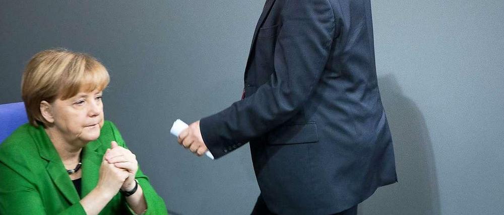 Streit um Umgang mit AfD und "Pegida": Angela Merkel  und Ex-Innenminister Hans-Peter Friedrich auf einem Archivbild.