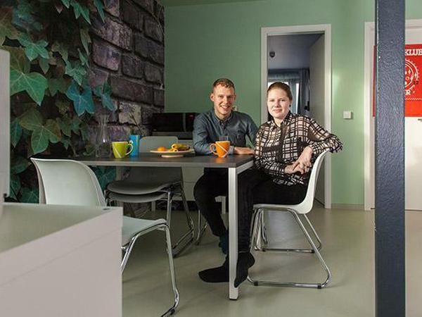Informatikstudent Tom Kieseling und die zukünftige Grafikdesignerin Annalena Weiberg sind zwei der ersten Bewohner des neuen Studentenwohnheims in Plänterwald.