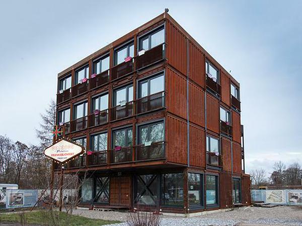 Neue Sesshaftigkeit. 20 ausrangierte Hochseecontainer wurden zum ersten Teil vom Studentenwohnheim Eba51 zusammengebaut.