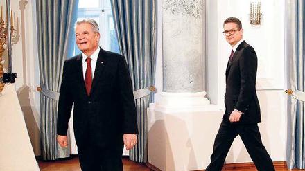 Im Mittelpunkt vom Hintergrund. Protokollchef Enrico Brissa organisierte am Freitag den Neujahrsempfang des Bundespräsidenten im Schloss Bellevue mit Joachim Gauck und seiner Lebenspartnerin Daniela Schadt.