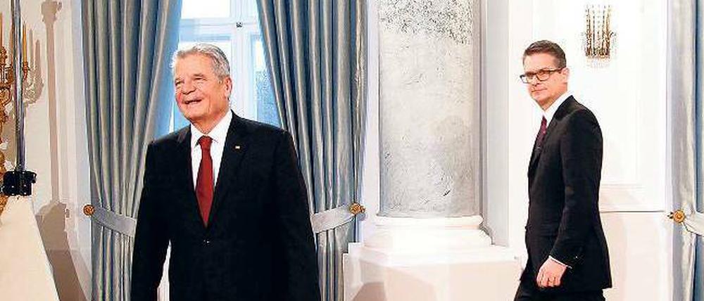 Im Mittelpunkt vom Hintergrund. Protokollchef Enrico Brissa organisierte am Freitag den Neujahrsempfang des Bundespräsidenten im Schloss Bellevue mit Joachim Gauck und seiner Lebenspartnerin Daniela Schadt.