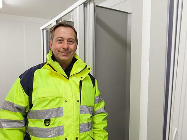 Das lokale Touax-Depot in Vogelsdorf leitet Martin Hiemer. Hier in einem Duschcontainer auf der Baustelle.