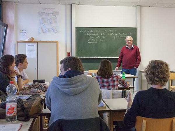 Lothar Semmel bezeichnet sich selbst als "Urgestein der Schule". Seit die Schule in die Container musste, kämpft er für einen raschen Neubau.