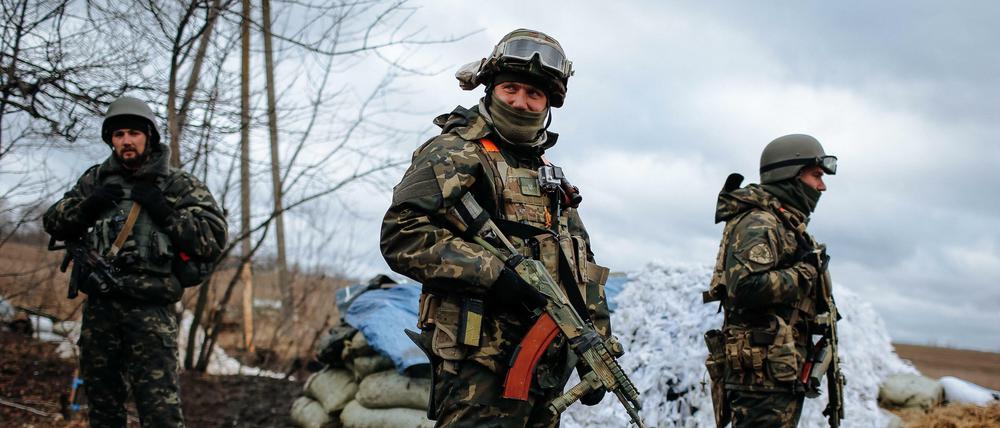 Ukrainische Soldaten an einem Checkpoint.