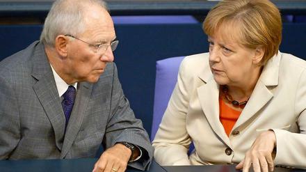 Eine kleine Drohung an den griechischen Wähler. Bundeskanzlerin Angela Merkel (CDU) und Bundesfinanzminister Wolfgang Schäuble (CDU).