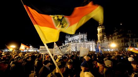 Pegida schwenkt Fahnen, das gefällt der AfD: Partei und Protest treffen sich nun im sächsischen Landtag.