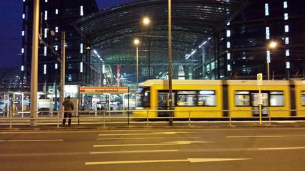 Und das war der erste Zug! Am Sonntagmorgen, 14. Dezember 2014, 6.43 Uhr, fuhr die M5 erstmals regulär zum Hauptbahnhof (und hielt noch am provisorischen Bahnsteig). Wir waren dabei, lesen Sie mehr unter diesem Link.
