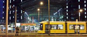 Und das war der erste Zug! Am Sonntagmorgen, 14. Dezember 2014, 6.43 Uhr, fuhr die M5 erstmals regulär zum Hauptbahnhof (und hielt noch am provisorischen Bahnsteig). Wir waren dabei, lesen Sie mehr unter diesem Link.