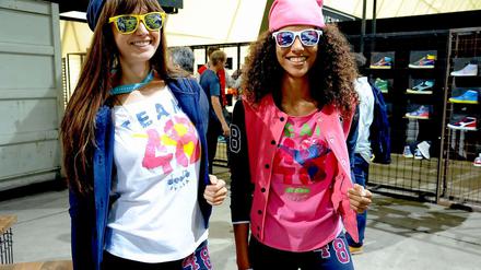 Camilla, 22, und Victoria, 25, präsentieren Shirts von Diadora. "Energetisch" muss ein Outfit sein, sagt Camilla (rechts) aus Cuba, es soll schließlich zu ihrer guten Laune passen. Victoria aus Litauen mag T-Shirts, die ihren Seelenzustand ausdrücken können. Gut beraten könnten sie auch bei...