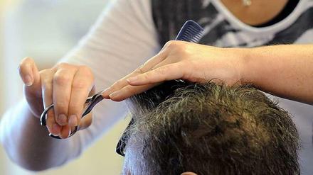 Nur Schneiden reicht heute nicht mehr. Rund um das Thema Beauty ist inzwischen die Expertise von Friseuren gefragt. 
