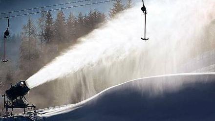 Mit Kanonen auf Schanzen. Künstlicher Schnee rettet so manchen Weltcup. 