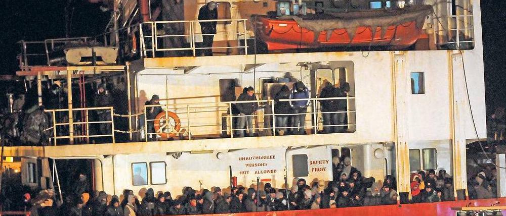 Wohin mit den Flüchtlingen? Rund um Neujahr kamen an der italienischen Küste mehrere Boote an. Die „Blue Sky M“ wurde von der italienischen Küstenwache in den Hafen von Gallipoli gelenkt. Schlepper hatten das Schiff zuvor verlassen. Es trieb führerlos im Meer, mit rund 700 Flüchtlingen aus Syrien und dem Irak an Bord.