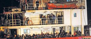 Wohin mit den Flüchtlingen? Rund um Neujahr kamen an der italienischen Küste mehrere Boote an. Die „Blue Sky M“ wurde von der italienischen Küstenwache in den Hafen von Gallipoli gelenkt. Schlepper hatten das Schiff zuvor verlassen. Es trieb führerlos im Meer, mit rund 700 Flüchtlingen aus Syrien und dem Irak an Bord.
