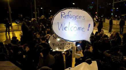 Unter dem Motto "Refugees Welcome" protestierten rund 1500 Demonstranten gegen eine Kundgebung von Flüchtlingsheimgegnern in Marzahn.