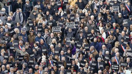 In Nizza sind zehntausende auf der Straße und gedenken der Terror-Opfer.