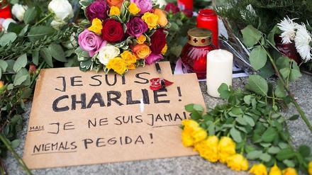 Im Gedenken. Vor der Französischen Botschaft haben Berlin Blumen niedergelegt.