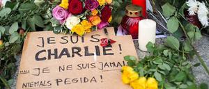Im Gedenken. Vor der Französischen Botschaft haben Berlin Blumen niedergelegt.