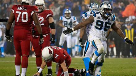 Arizonas Quarterback Ryan Lindley ging gegen Carolina mehrmals zu Boden.
